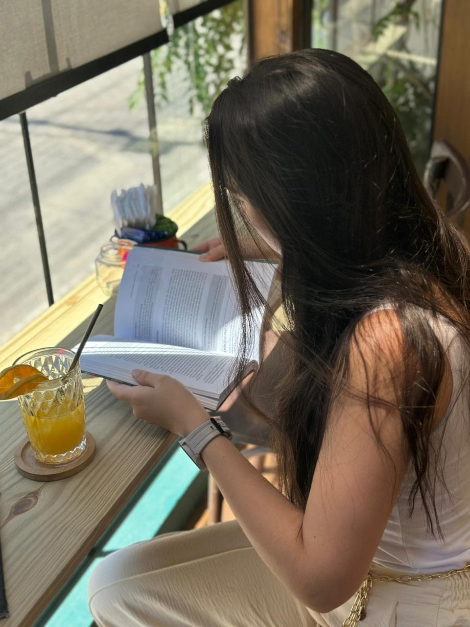 Beatriz Gomes lendo